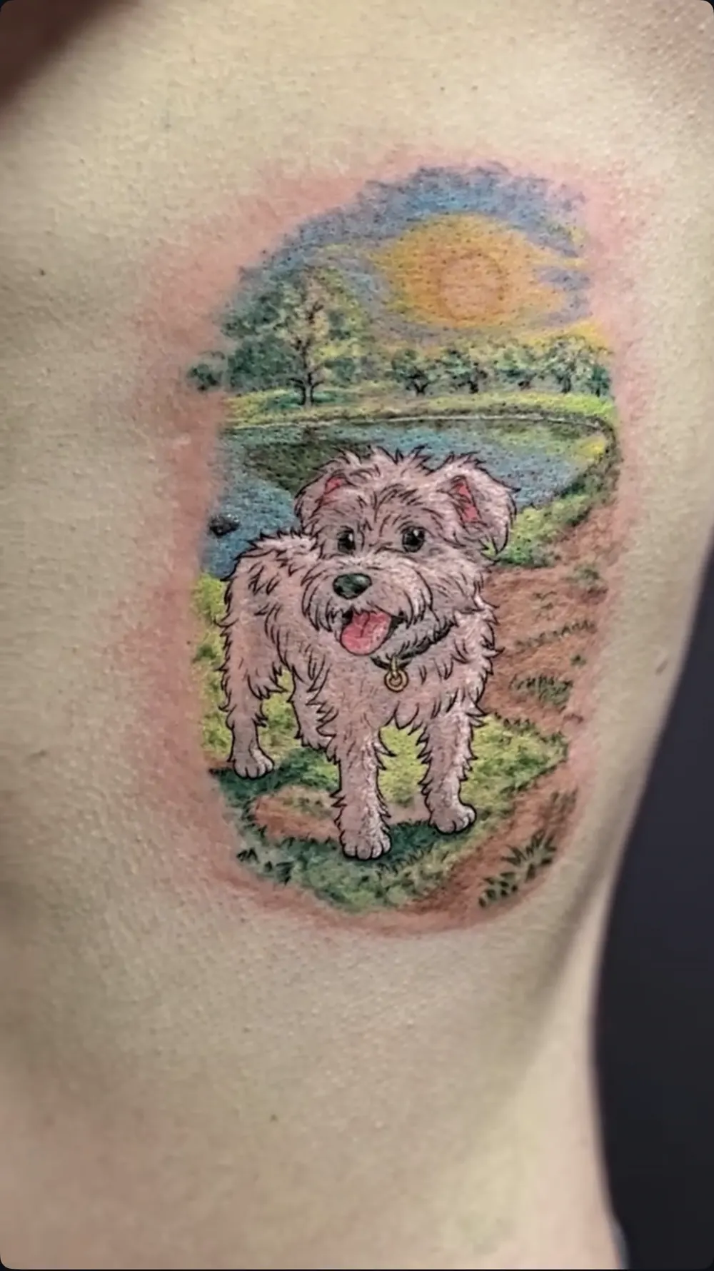Farbiges Tattoo: Hund in einer Landschaft